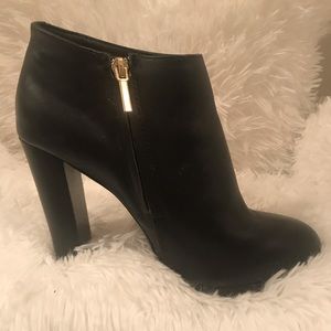 Ankle leather bootie
